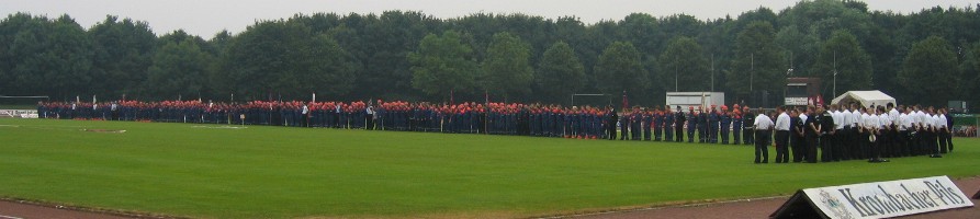 207 Jugendfeuerwehrkids mit Betreuer und Schiedsrichter