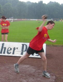 Kugelstoen im Regen