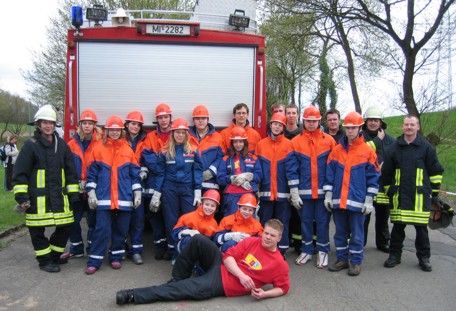 Maifeier 2006 - Kathi,Christina, Sarah I, Maria, Sascha, Sarah I I, Brian, Chrissi, Julian, Maik, Stefan, Gebbi, Jan, Marco, Till,Didi, Thomas, Jan-Niklas, Robin und Kai