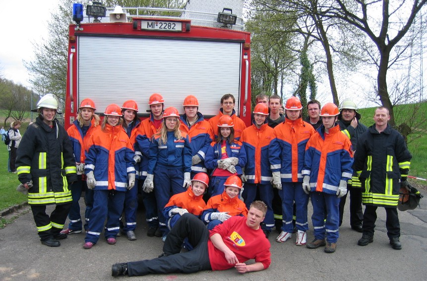 Maifeier 2006 - Kathi,Christina, SarahI, Maria, Sascha, Sarah I I, Brian, Chrissi, Julian, Maik, Stefan, Gebbi, Jan, Marco, Till,Didi, Thomas, Jan-Niklas, Robin und Kai